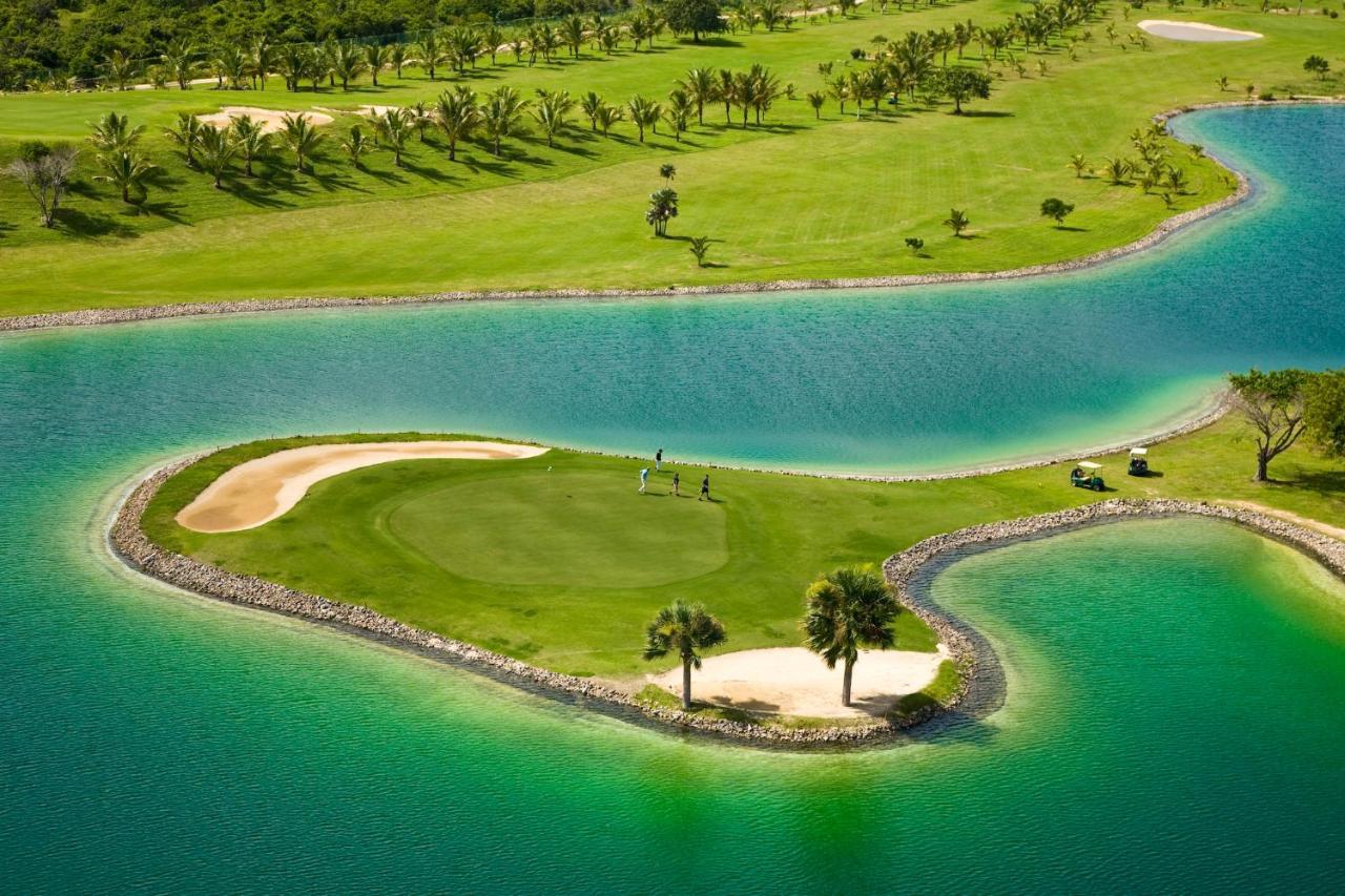 فندق كاتالونيا رويال بافارو - شامل كلياً - للبالغين فقط بونتا كانا المظهر الخارجي الصورة Golf course at Jumeirah Islands