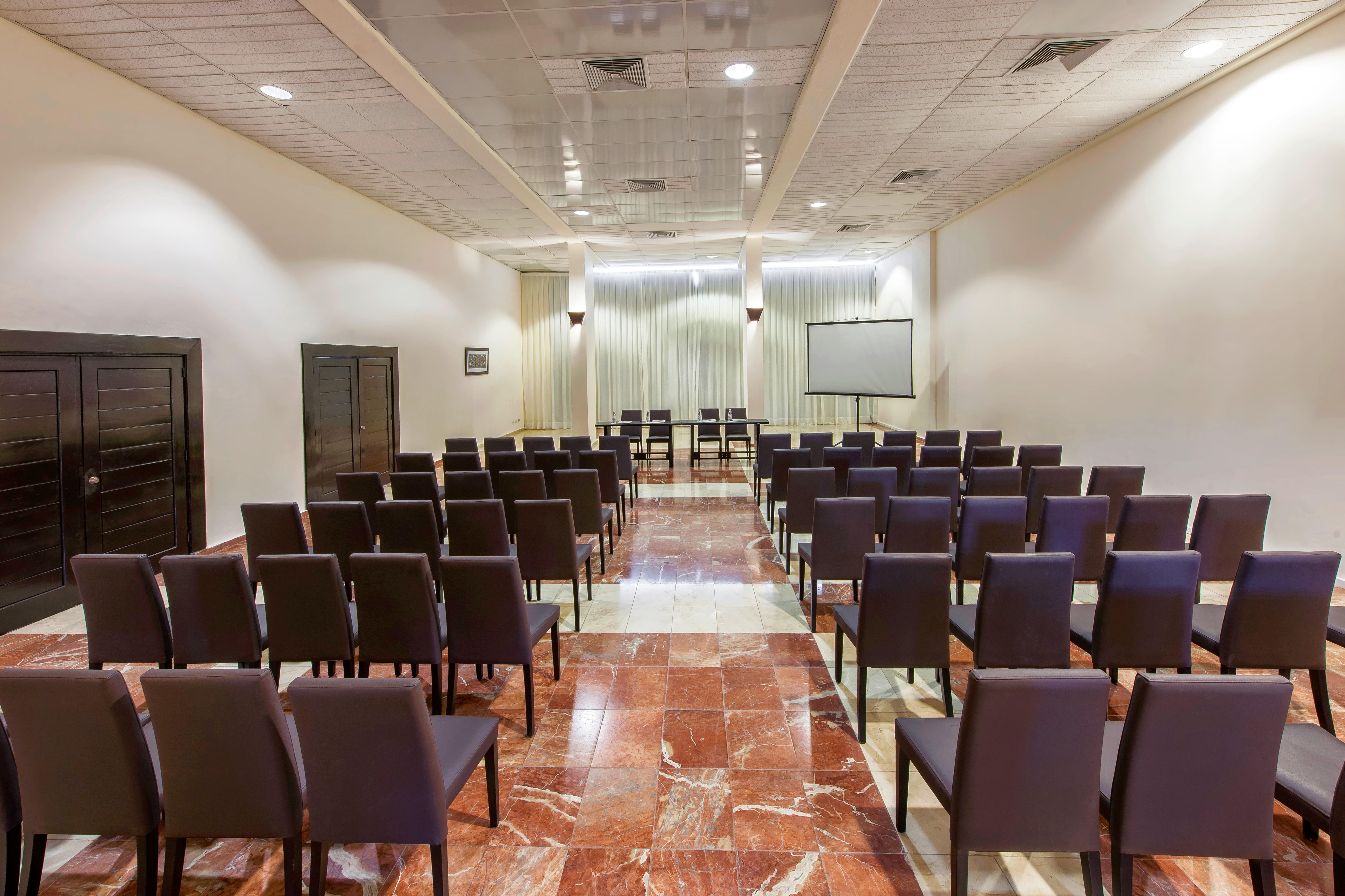 فندق كاتالونيا رويال بافارو - شامل كلياً - للبالغين فقط بونتا كانا المظهر الخارجي الصورة The conference room of the European University