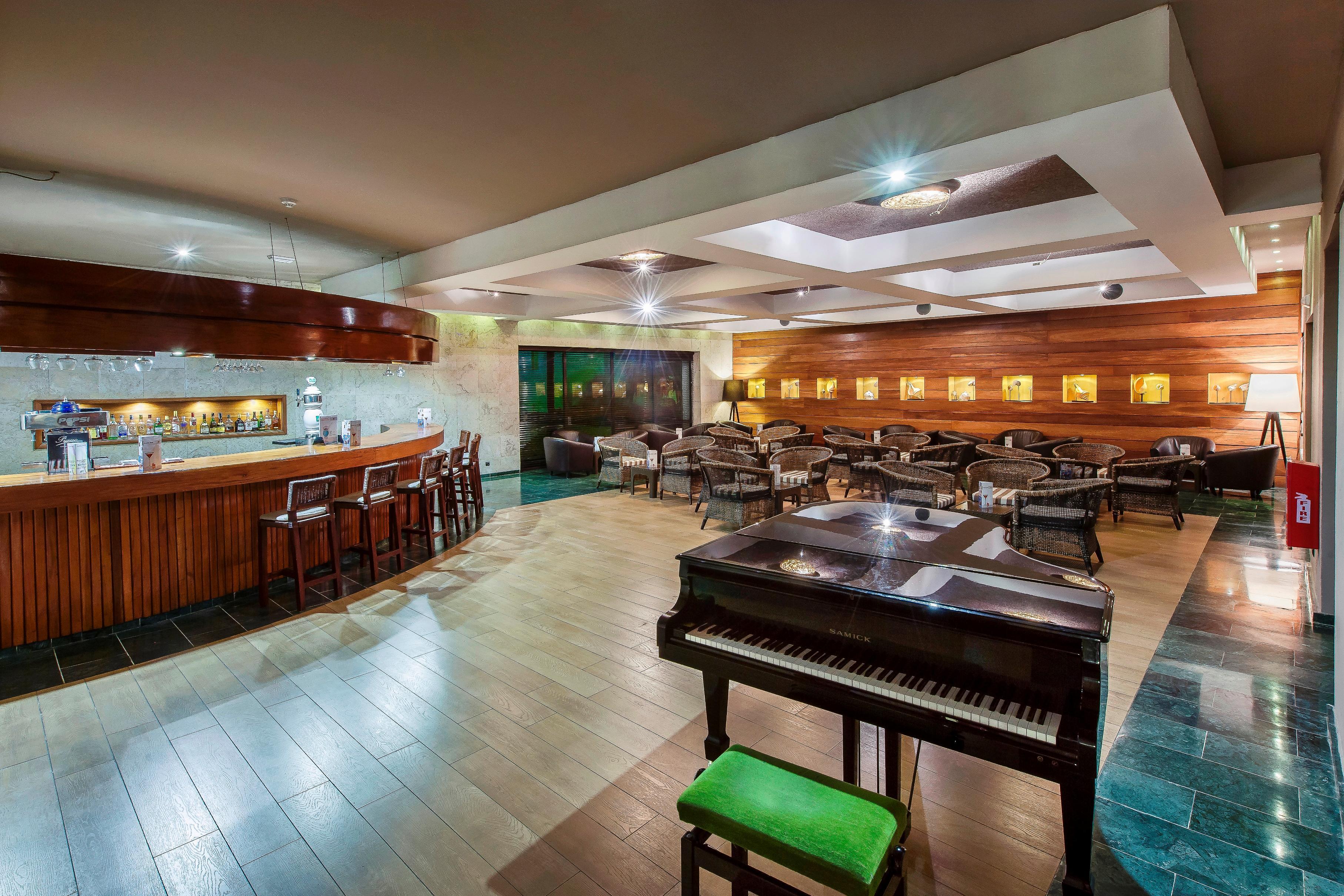 فندق كاتالونيا رويال بافارو - شامل كلياً - للبالغين فقط بونتا كانا المظهر الخارجي الصورة The lounge at the airport