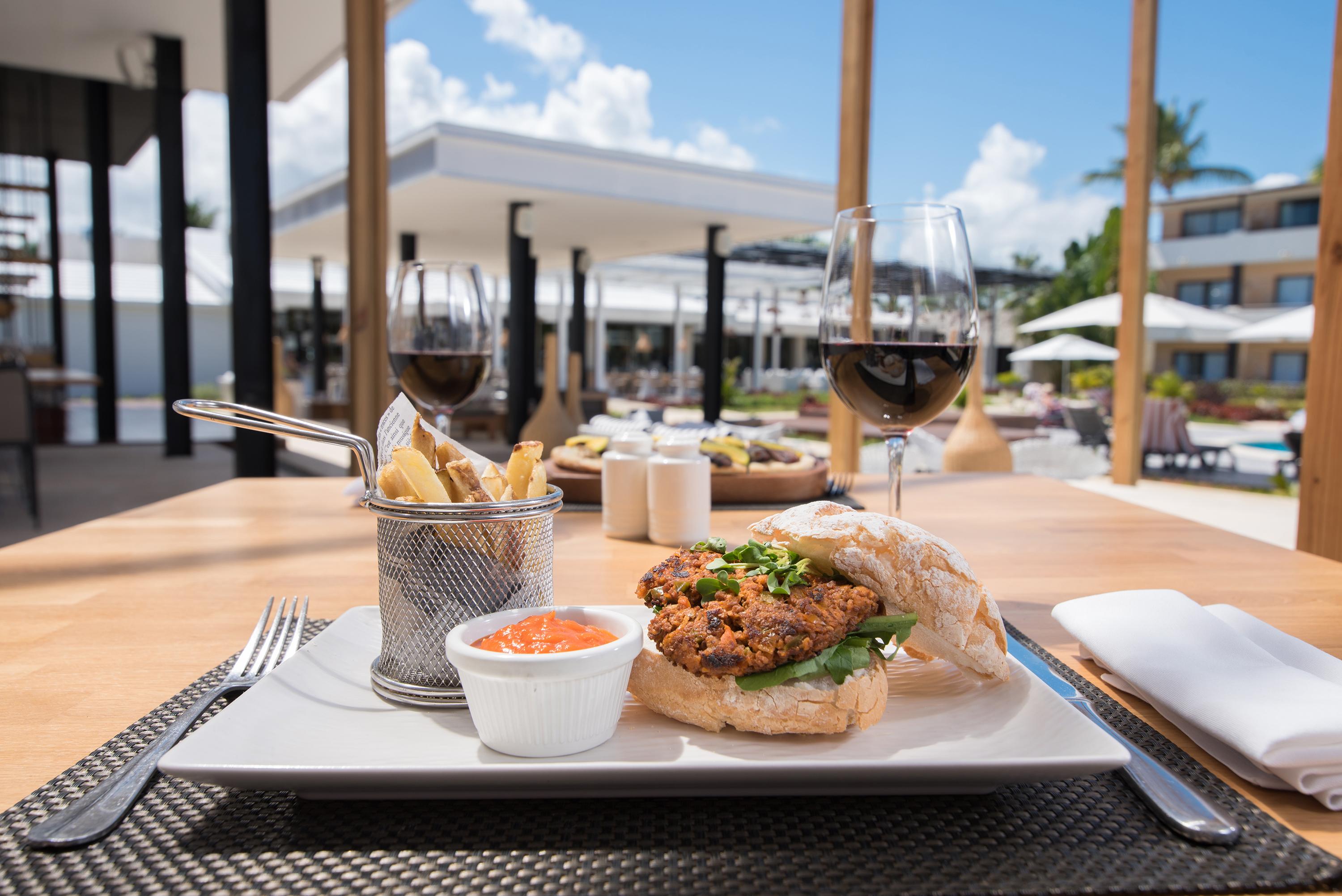 فندق كاتالونيا رويال بافارو - شامل كلياً - للبالغين فقط بونتا كانا المظهر الخارجي الصورة A gourmet burger at the resort