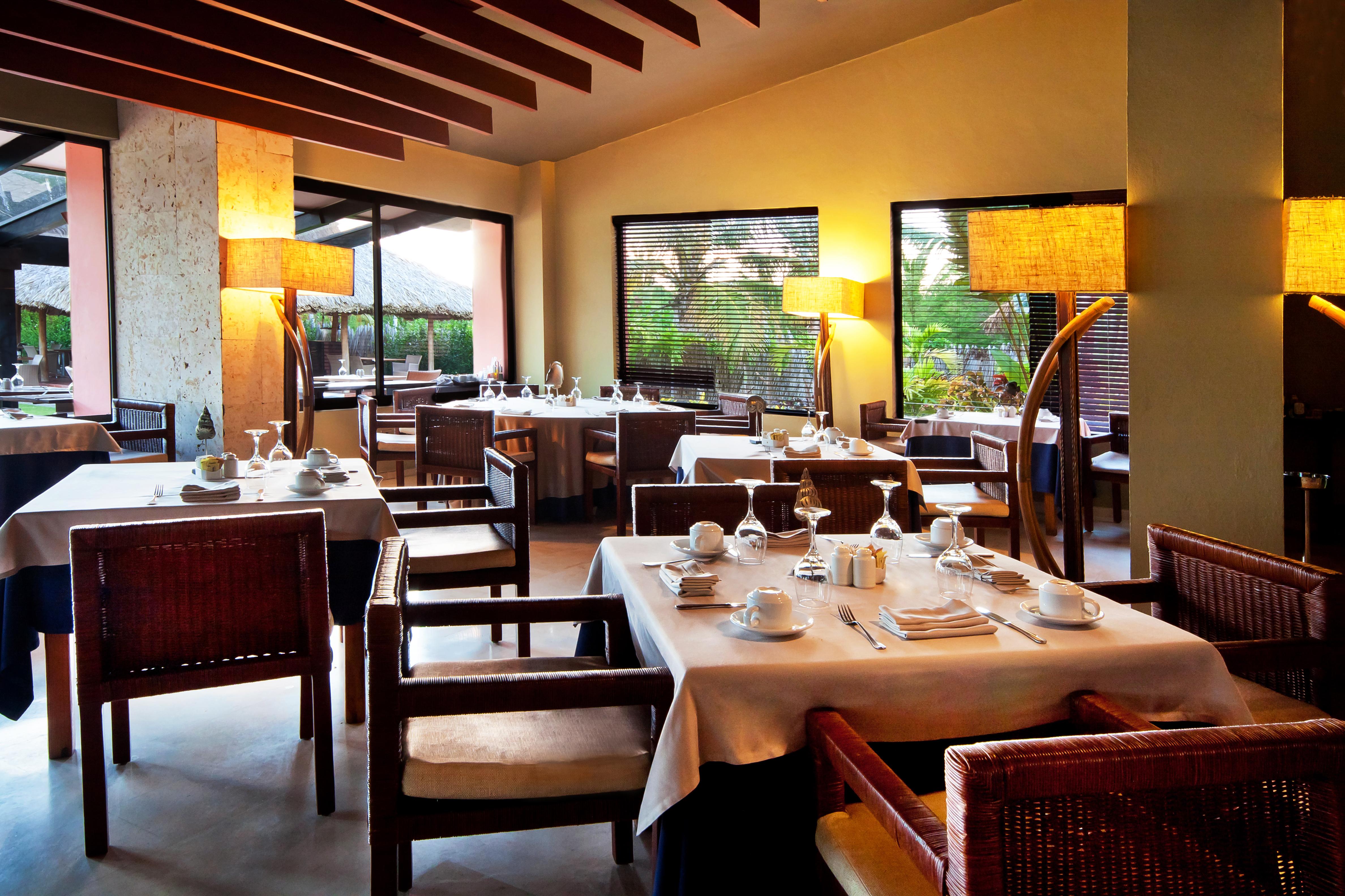 فندق كاتالونيا رويال بافارو - شامل كلياً - للبالغين فقط بونتا كانا المظهر الخارجي الصورة Restaurant at the hotel