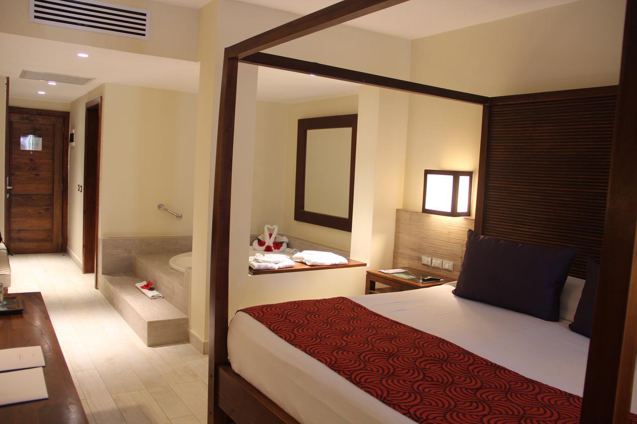 فندق كاتالونيا رويال بافارو - شامل كلياً - للبالغين فقط بونتا كانا المظهر الخارجي الصورة A room at the Hard Rock Hotel