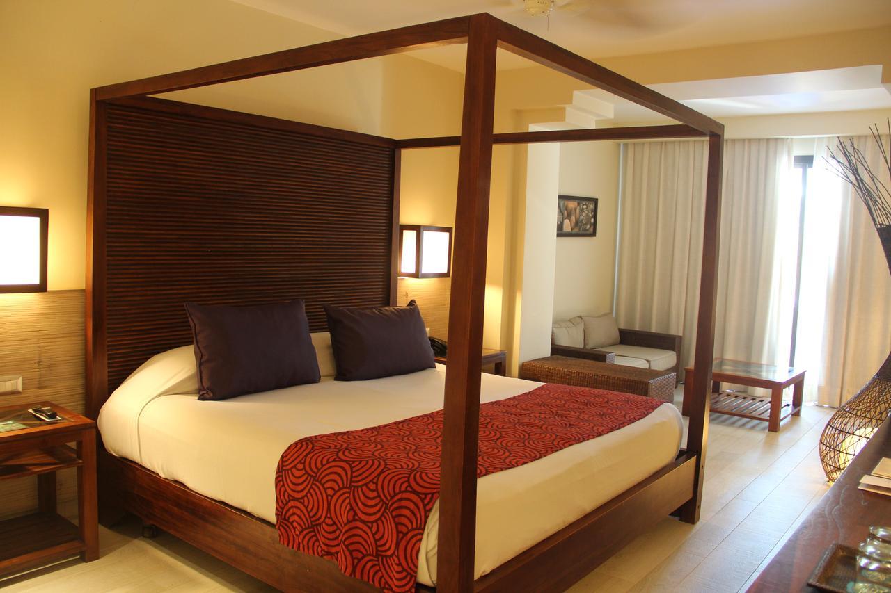 فندق كاتالونيا رويال بافارو - شامل كلياً - للبالغين فقط بونتا كانا المظهر الخارجي الصورة A four-poster bed