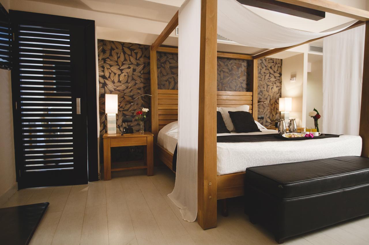 فندق كاتالونيا رويال بافارو - شامل كلياً - للبالغين فقط بونتا كانا المظهر الخارجي الصورة A bedroom at the hotel