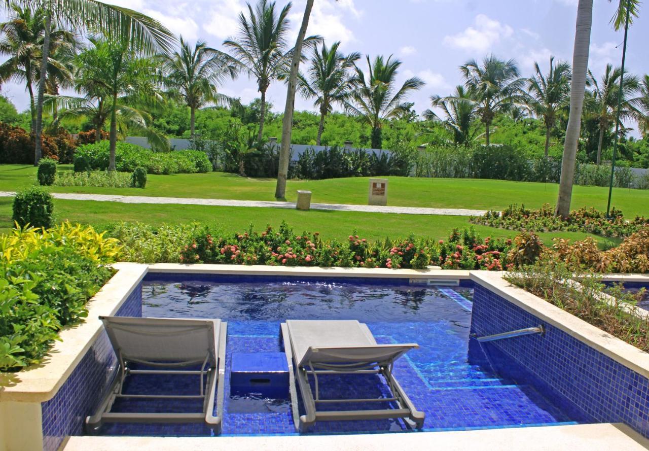 فندق كاتالونيا رويال بافارو - شامل كلياً - للبالغين فقط بونتا كانا المظهر الخارجي الصورة A private pool at the Four Seasons Resort