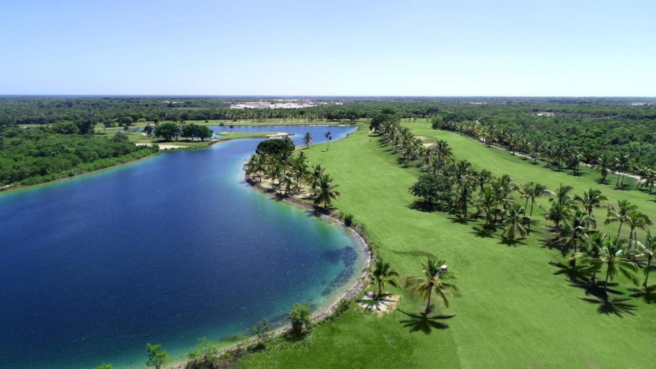 فندق كاتالونيا رويال بافارو - شامل كلياً - للبالغين فقط بونتا كانا المظهر الخارجي الصورة Aerial view of the golf course